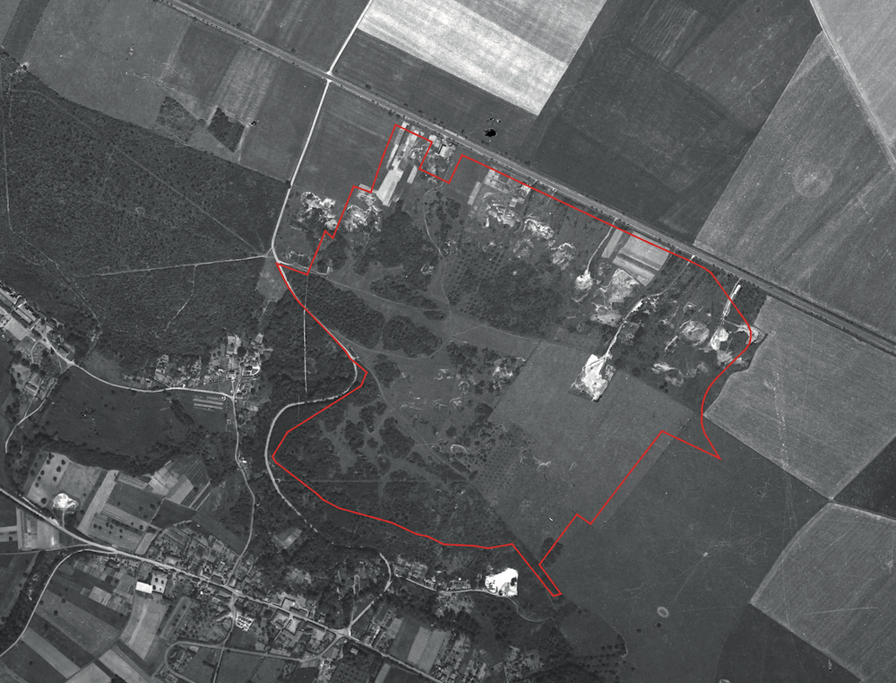 1933-1967 :
Le site semble exploité en tant que carrière. Le reste du site est enherbé et de plus en plus boisé
sur sa moitié ouest.
Source : Remonter le temps_IGN