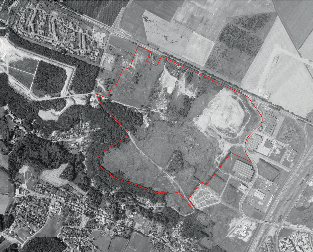 1975-1985 :
C’est le début du phénomène d’élévation de la Colline (1981) avec le dépôt des monticules et
matériaux de construction de la Ville Nouvelle.
Source : Remonter le temps_IGN
