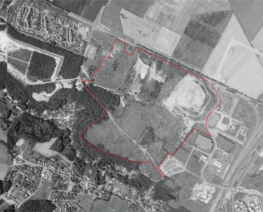 1975-1985 :
C’est le début du phénomène d’élévation de la Colline (1981) avec le dépôt des monticules et
matériaux de construction de la Ville Nouvelle.
Source : Remonter le temps_IGN