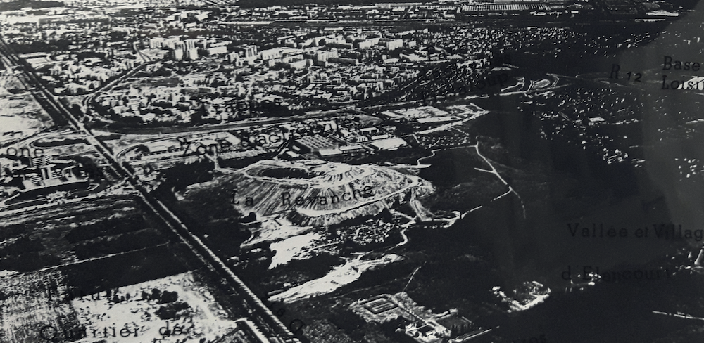 1982 :
Photo aérienne de la Colline. Formée par l’accumulation des déblais issus des excavations liés
aux travaux des aménagements de la Ville Nouvelle dans les années 1960-1970.
Source : Photo à partir de l’étude historique, documentaire et memorielle de IDDEA, 2019