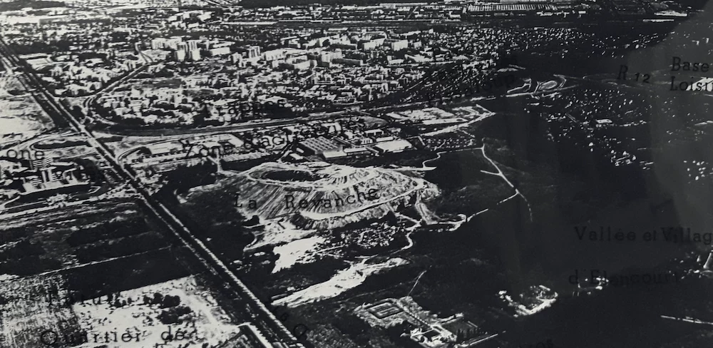 1982 :
Photo aérienne de la Colline. Formée par l’accumulation des déblais issus des excavations liés
aux travaux des aménagements de la Ville Nouvelle dans les années 1960-1970.
Source : Photo à partir de l’étude historique, documentaire et memorielle de IDDEA, 2019
